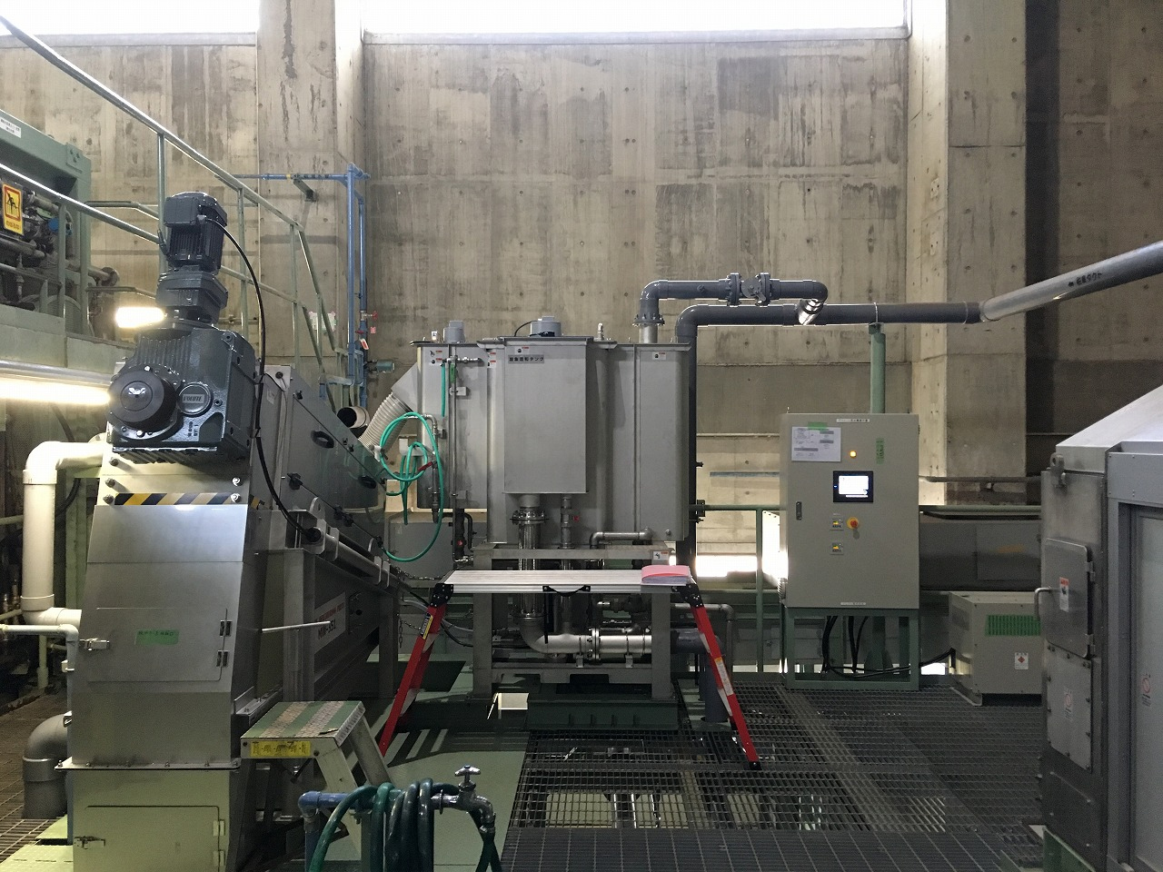 L-shaped installation (Cylinder unit on the left in front, Flocculation tank at the back)