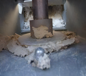 Self-cleaning Mechanism Enables Reliable Dewatering of Oily Sludge